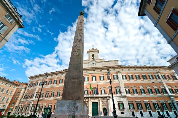 Renzi: “Istituzioni al lavoro”. Ma davvero fanno quello che serve?