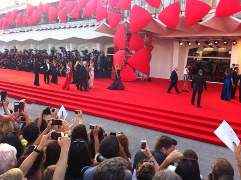Al via a Venezia la 71ª Mostra del cinema tra red carpet a portata di stretta di mano e lavoratori in protesta