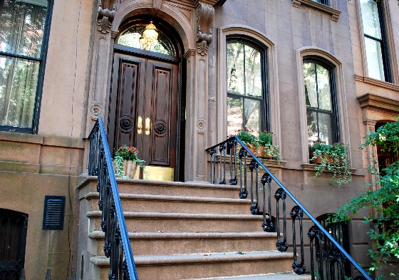 Quando il set è New York, le serie TV sono di casa La casa al 64 di Perry Street, nel West Village, dove viveva Carrie Bradshaw, protagonista di Sex and the City