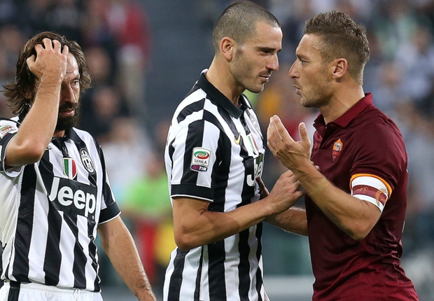 Sesta di A: Juve prende tutto ma la Roma convince di più Le proteste di Totti contro le decisioni arbitrali (Getty Image)