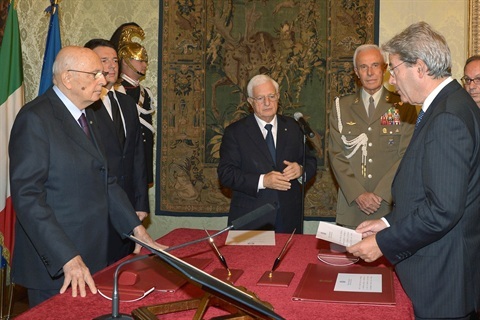 Paolo Gentiloni nuovo ministro degli Esteri, ha già giurato al Quirinale Il nuovo ministro degli Esteri Paolo Gentiloni col Presidente Giorgio Napolitano durante il giuramento