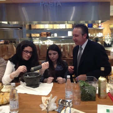 Il CEO di Academia Barilla Restaurant, Stefano Albano, che supervisiona la preparazione del pesto.