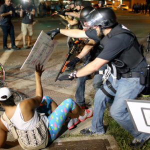 Nella foto di Joe Raedle una scena dei disordini a Ferguson