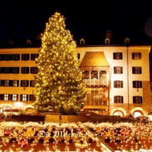 Profumo di zenzero e cannella sotto una coltre di neve: i mercatini di natale in Tirolo Il centro storico di Innsbruck con il tettucio doro. Foto: TVB Innsbruck