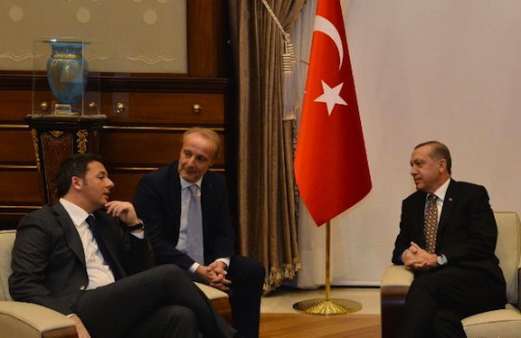 Mentre l'Italia sprofonda, Renzi da Erdogan sogna le lire turche... Renzi con Erdogan