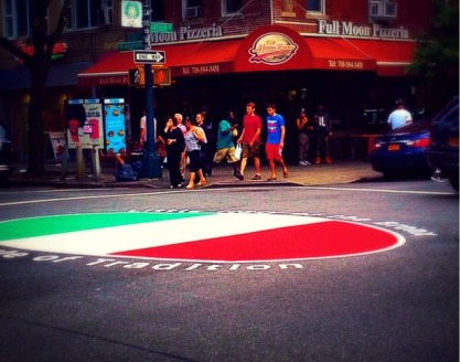 il medaglione tricolore all'incrocio tra Arthur Avenue la East 187th Street, nella Little Italy del Bronx.