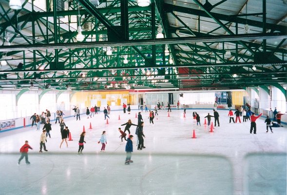 La pista di pattinaggio Sky Rink, ai Chelsea Piers (NYC).