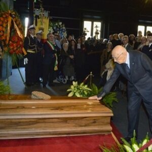 Il Presidente Giorgio Napolitano rende omaggio alla salma del grande regista e suo amico Francesco Rosi, scomparso sabato scorso all'età di 92 anni, alla Camera Ardente allestita presso la Casa del Cinema di Roma