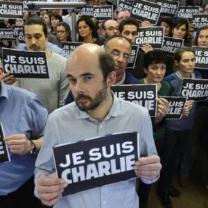 I giornalisti della redazione di Charlie Hebdo osservano un minuto di silenzio per le vittime dell'attacco terroristico del 7 gennaio. Foto: Bertrand Guay/AFP/Getty Images
