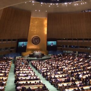 L'Ambasciatore Sebastiano Cardi pronuncia il discorso dell'Italia all'Assemblea Generale dell'ONU riempita dagli studenti del Model UN