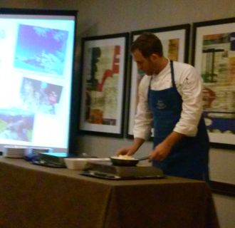 Lo chef Luca Manfè mentre prepara il frico