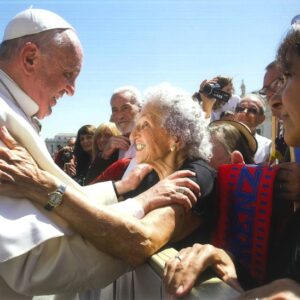 Piazza San Pietro, 22 aprile 2015: Papa Francesco abbraccia Angela “Lita” Boitano