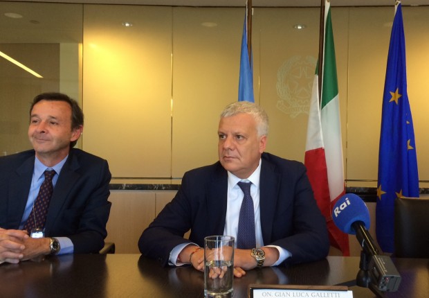Gian Luca Galletti (a destra) alla Missione Italiana con l'ambasciatore italiano all'ONU Sebastiano Cardi