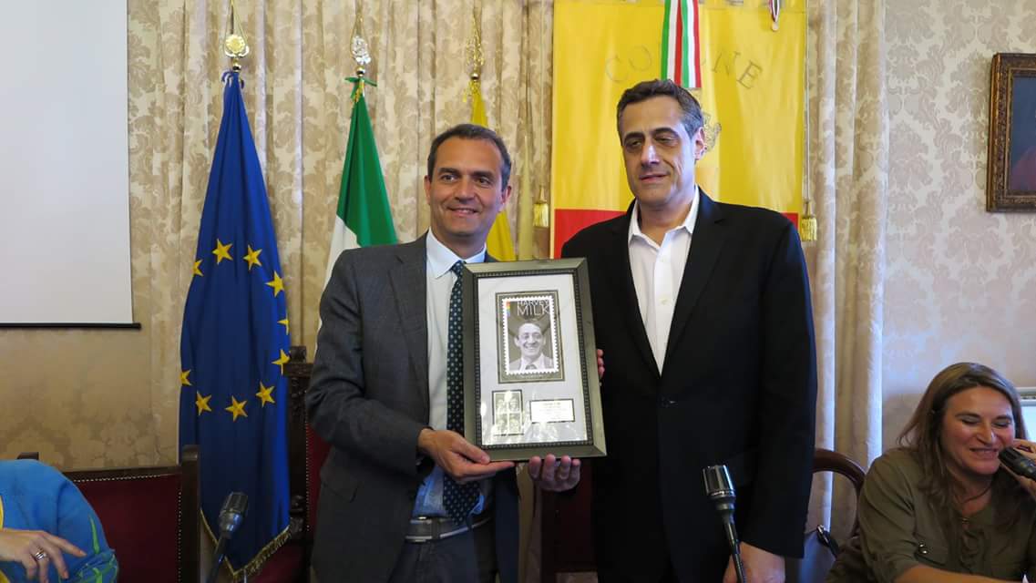 Il sindaco Luigi De Magistris (a sinistra) con l'attivista Stuart Milk