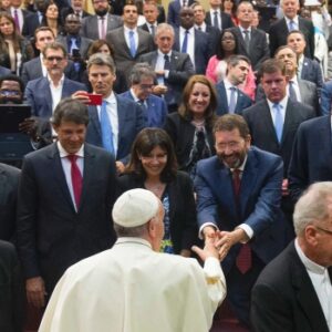 Ignazio Marino, sindaco di Roma, saluta il Papa all'incontro con i sindaci in Vaticano. Alla sua sinistra il sindaco di New York, Bill de Blasio. Foto: AP / L'Ossservatore Romano