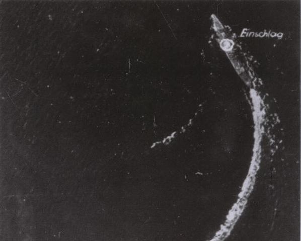 Acque dell'Asinara (Sardegna). Il momento dell'impatto della seconda bomba tedesca. Immagina scattata dal bombardiere tedesco che sganciò l'ordigno,