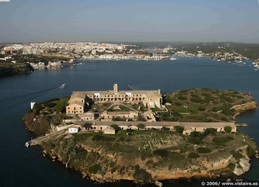 Menorca (Spagna). In primo piano l'Isal del Rey, sede del vecchio ospedale in cui sorge il Museo dedicato alla Nave Roma