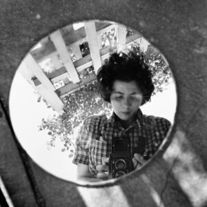 Vivian Maier, uno sguardo rubato sulle metropoli americane Vivian Maier, Autoritratto, giugno 1953